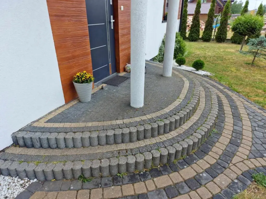 kostka brukowa przed oczyszczaniem