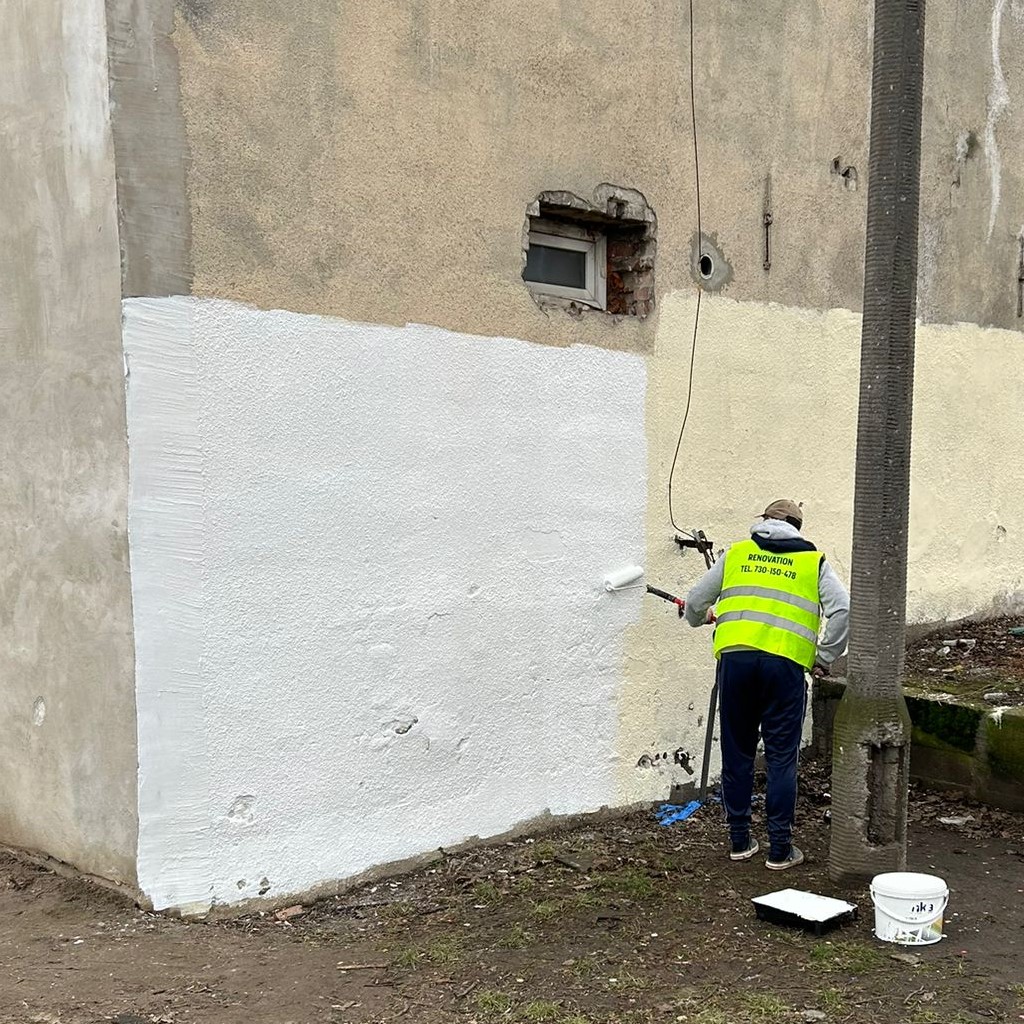 nakładanie powłoki antygraffiti na ścianę