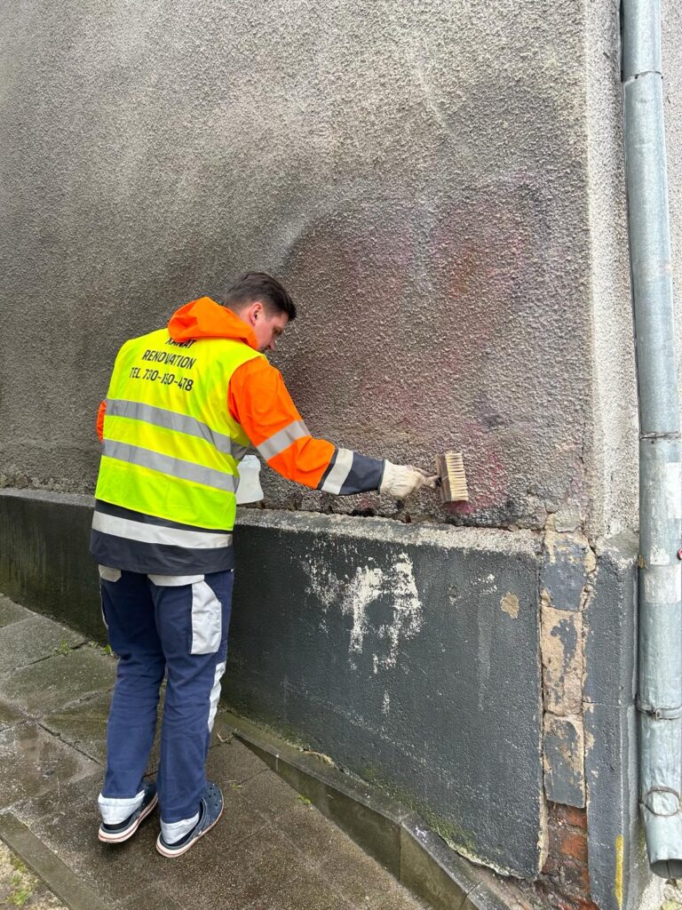proces nakładania powłoki antygraffiti na ścianę