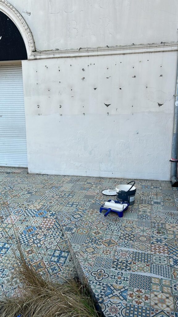 ściana z nałożoną powłoką antygraffiti