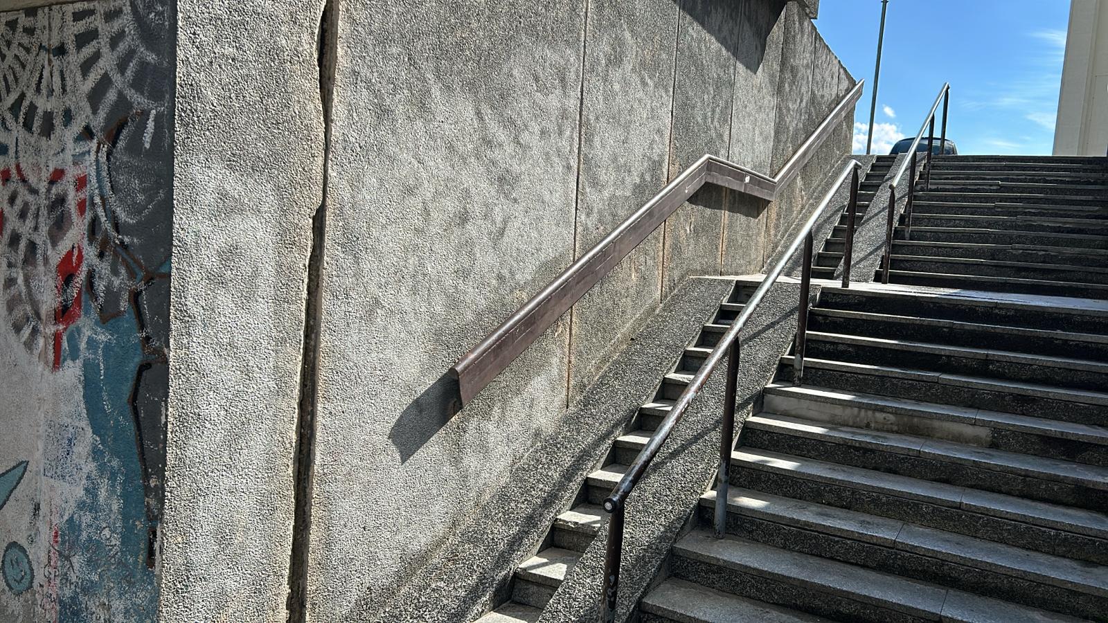 czysta ściana po usunięciu graffiti